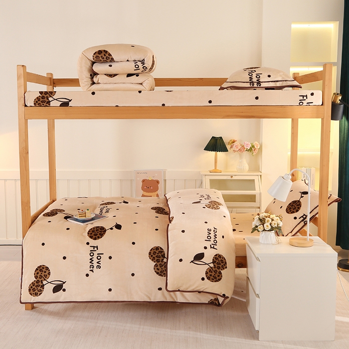 91家纺网 家纺一手货源 找家纺 雨洋家纺 2025新款学生季加厚保暖牛奶绒金貂绒婴儿宝宝学生三件套小樱桃