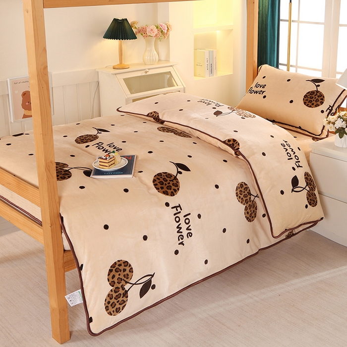 91家纺网 家纺一手货源 找家纺 雨洋家纺 2025新款学生季加厚保暖牛奶绒金貂绒婴儿宝宝学生三件套小樱桃