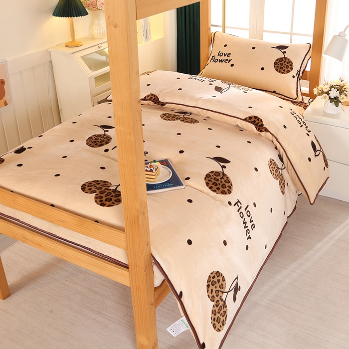 91家纺网 家纺一手货源 找家纺 雨洋家纺 2025新款学生季加厚保暖牛奶绒金貂绒婴儿宝宝学生三件套小樱桃