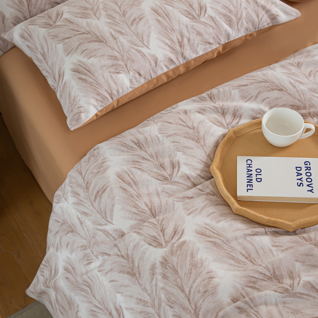 91家纺网 家纺一手货源 找家纺 绫韵家纺 2025秋冬新款印花全棉磨毛冬季加厚纯棉磨毛三件套四件套系列 羽裳-桔