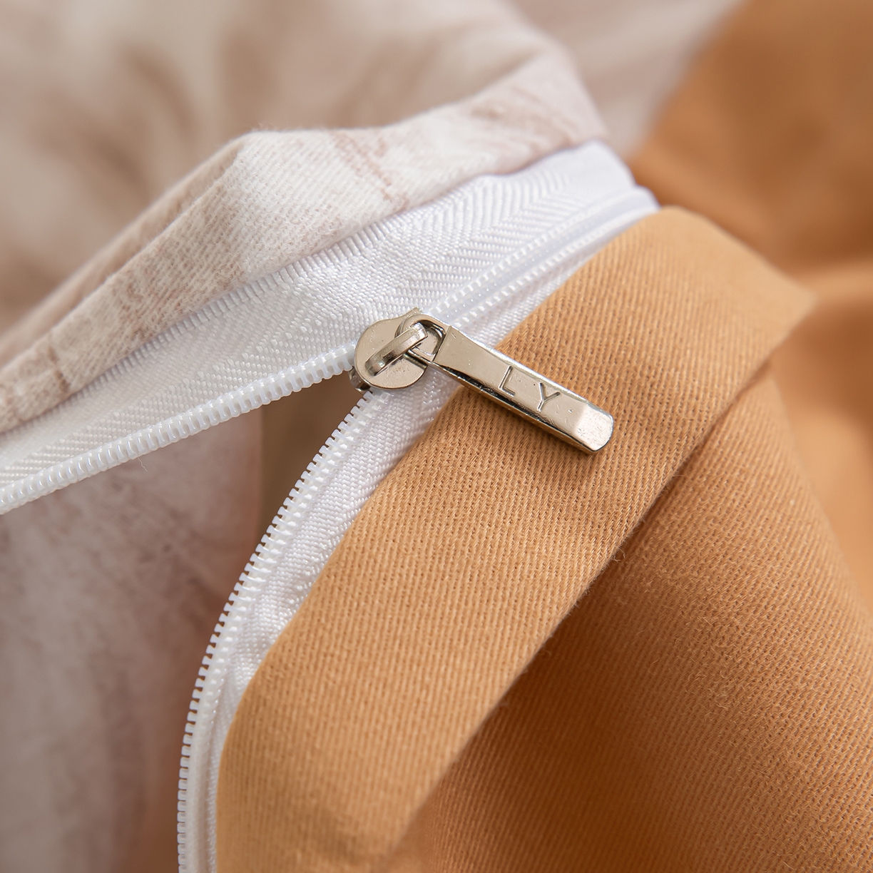 91家纺网 家纺一手货源 找家纺 绫韵家纺 2025秋冬新款印花全棉磨毛冬季加厚纯棉磨毛三件套四件套系列 羽裳-桔