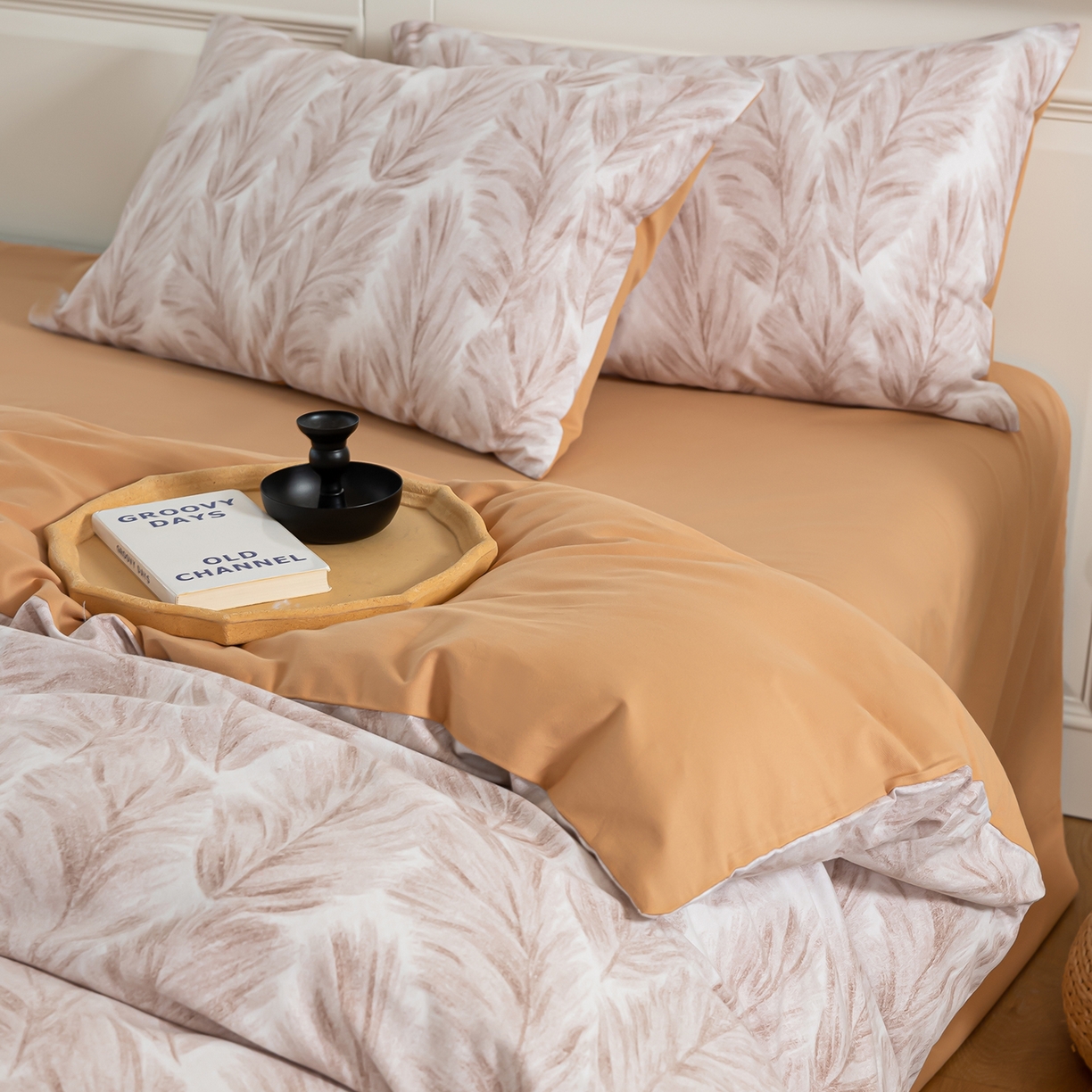 91家纺网 家纺一手货源 找家纺 绫韵家纺 2025秋冬新款印花全棉磨毛冬季加厚纯棉磨毛三件套四件套系列 羽裳-桔