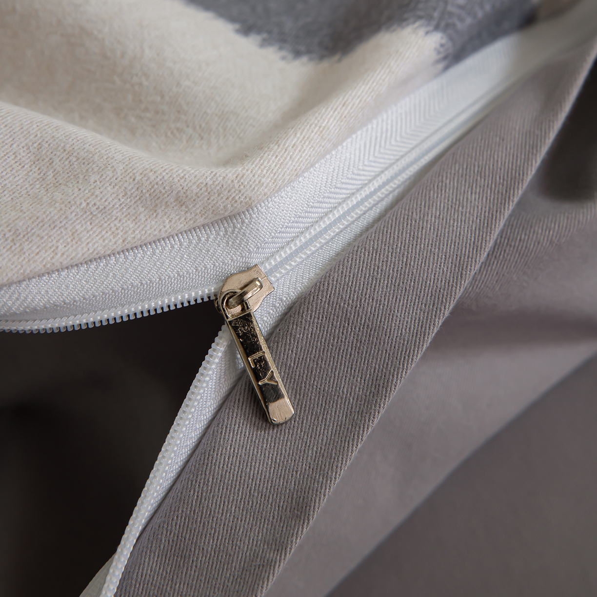 91家纺网 家纺一手货源 找家纺 绫韵家纺 2025秋冬新款印花全棉磨毛冬季加厚纯棉磨毛三件套四件套系列 魅影灰