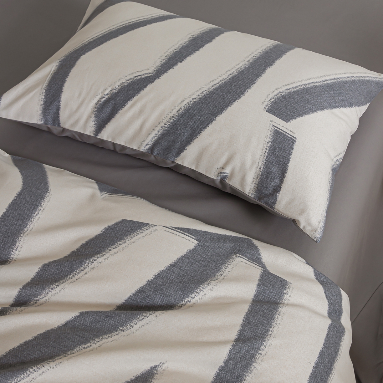 91家纺网 家纺一手货源 找家纺 绫韵家纺 2025秋冬新款印花全棉磨毛冬季加厚纯棉磨毛三件套四件套系列 魅影灰