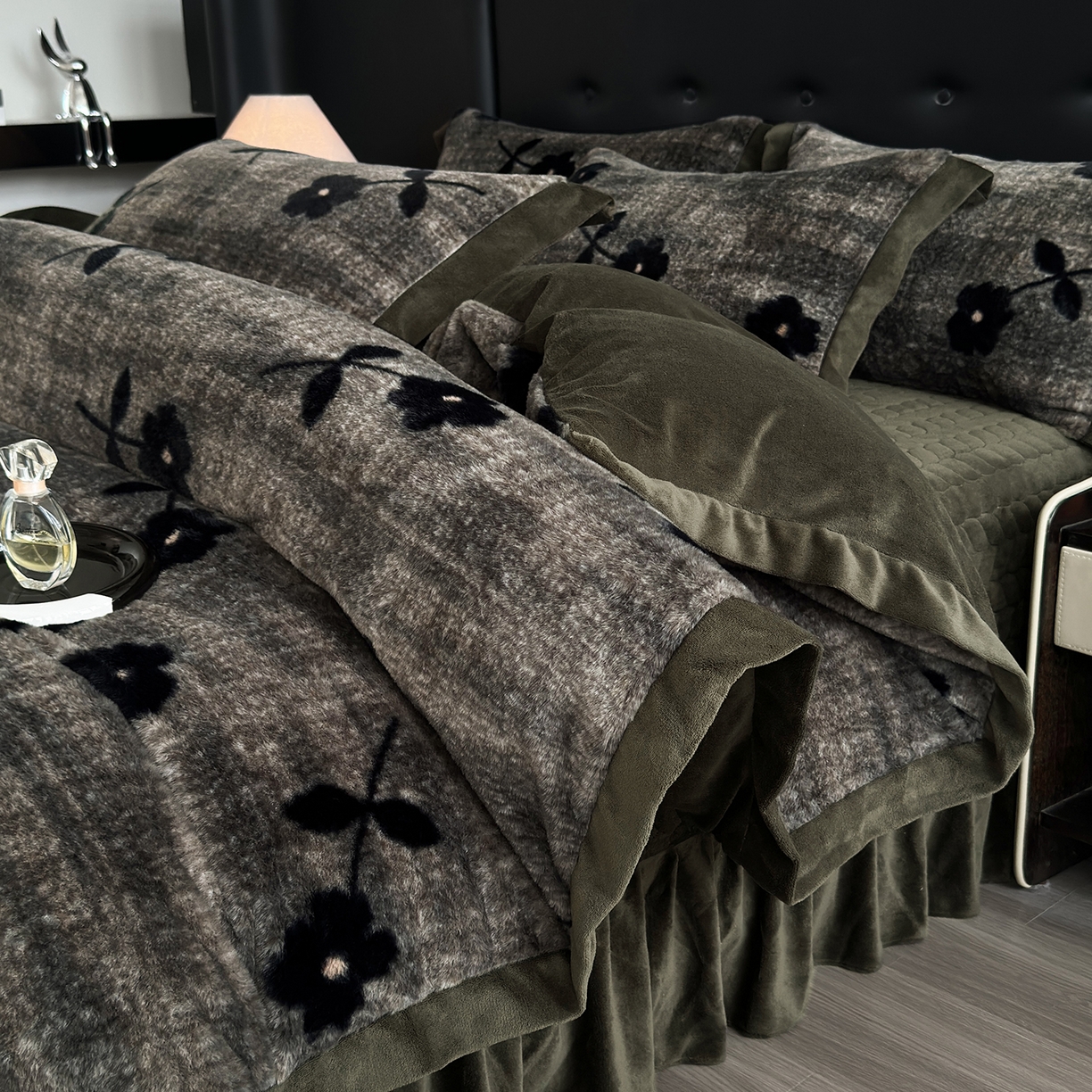 91家纺网 家纺一手货源 找家纺 （总）金艾草 2025新款兔毛宽边床盖四件套【工艺款】