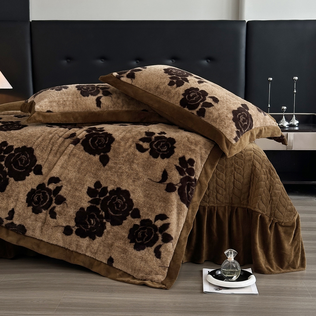 91家纺网 家纺一手货源 找家纺 （总）金艾草 2025新款兔毛宽边床盖四件套【工艺款】