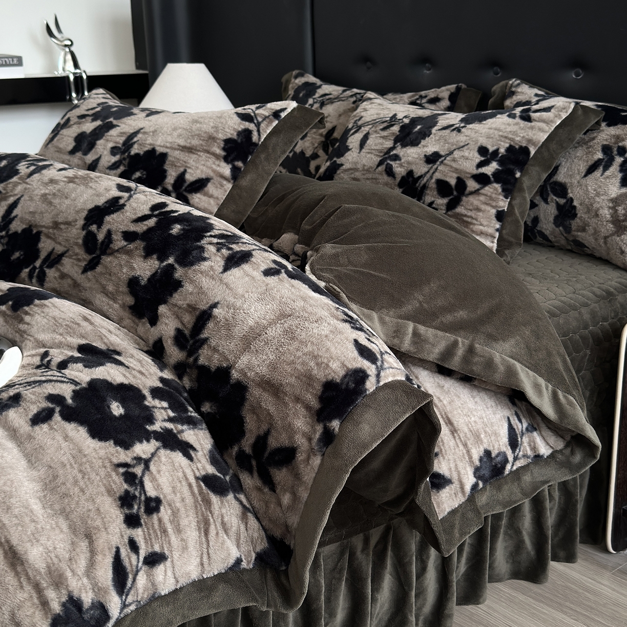 91家纺网 家纺一手货源 找家纺 （总）金艾草 2025新款兔毛宽边床盖四件套【工艺款】