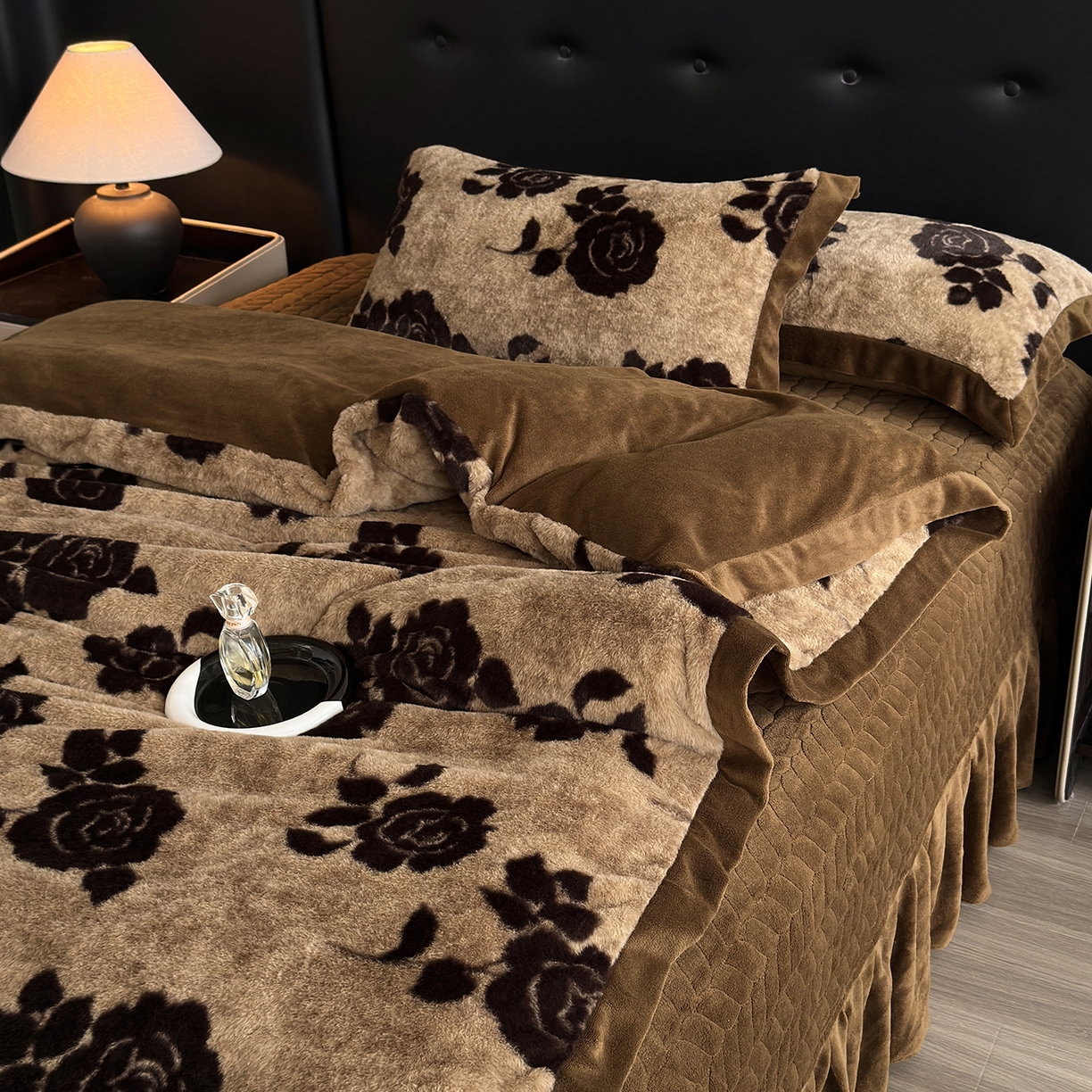 91家纺网 家纺一手货源 找家纺 （总）金艾草 2025新款兔毛宽边床盖四件套【工艺款】