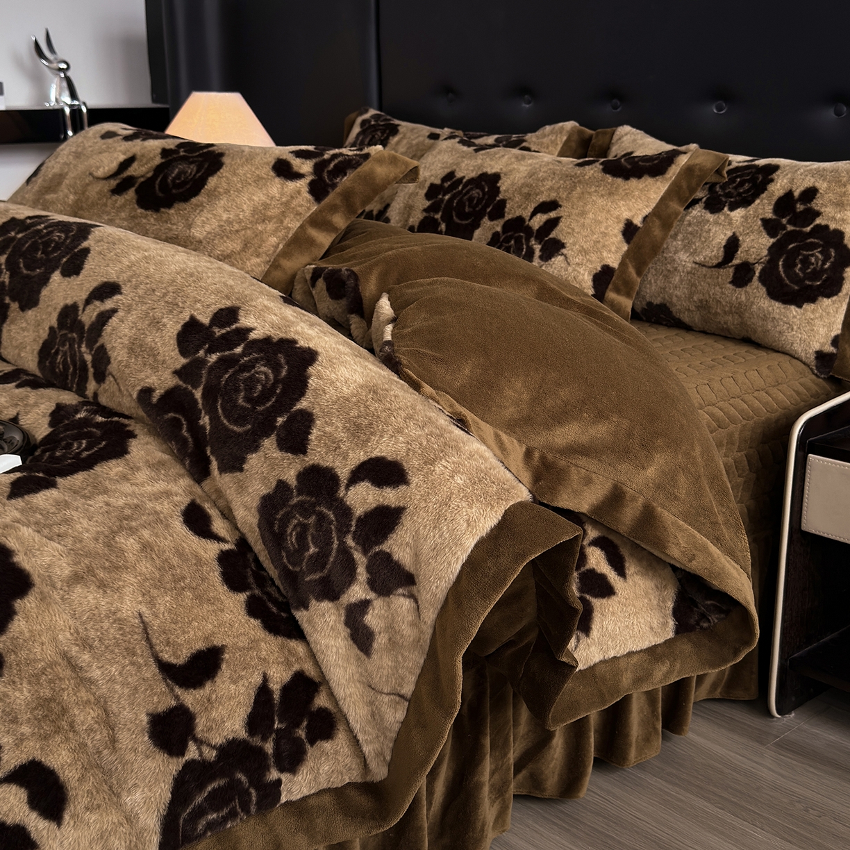 91家纺网 家纺一手货源 找家纺 （总）金艾草 2025新款兔毛宽边床盖四件套【工艺款】