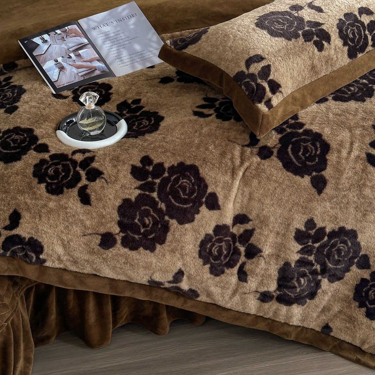 91家纺网 家纺一手货源 找家纺 （总）金艾草 2025新款兔毛宽边床盖四件套【工艺款】