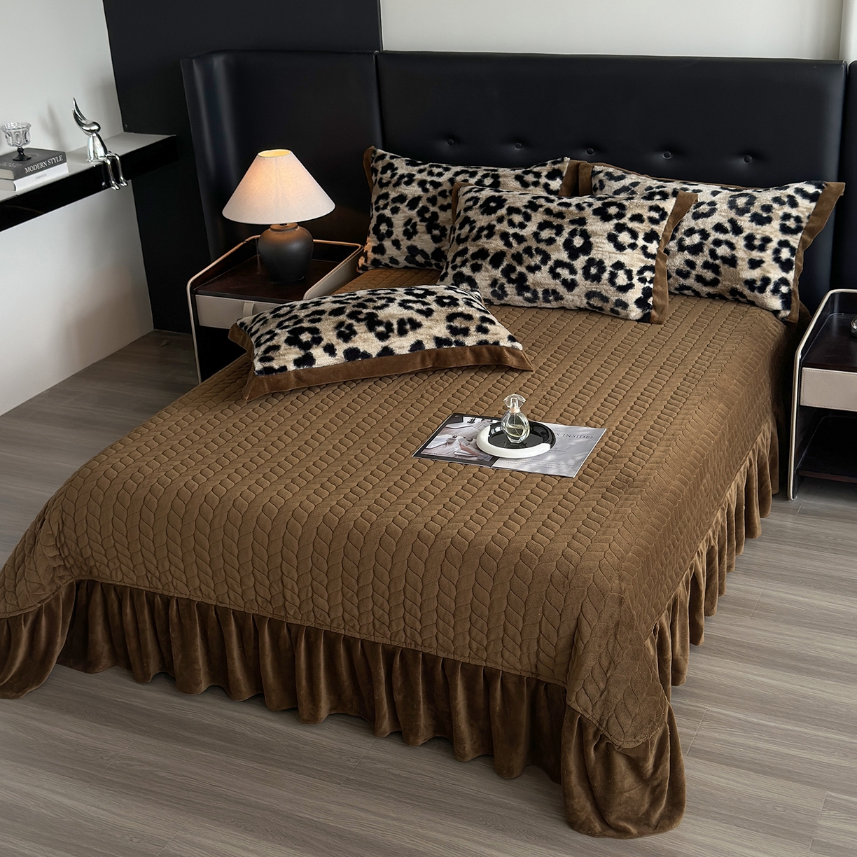 91家纺网 家纺一手货源 找家纺 金艾草 2025新款兔毛宽边床盖四件套【工艺款】 豹纹