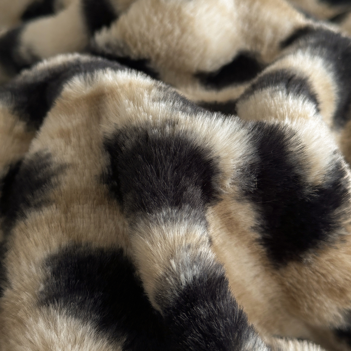 91家纺网 家纺一手货源 找家纺 金艾草 2025新款兔毛宽边床盖四件套【工艺款】 豹纹