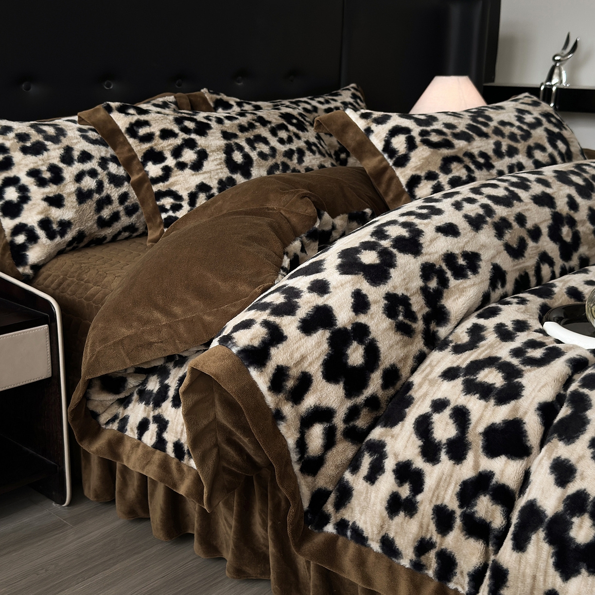 91家纺网 家纺一手货源 找家纺 金艾草 2025新款兔毛宽边床盖四件套【工艺款】 豹纹