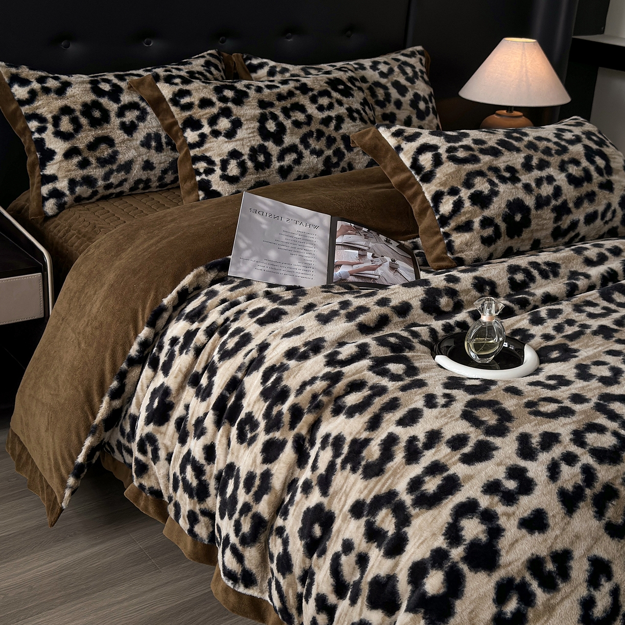 91家纺网 家纺一手货源 找家纺 金艾草 2025新款兔毛宽边床盖四件套【工艺款】 豹纹