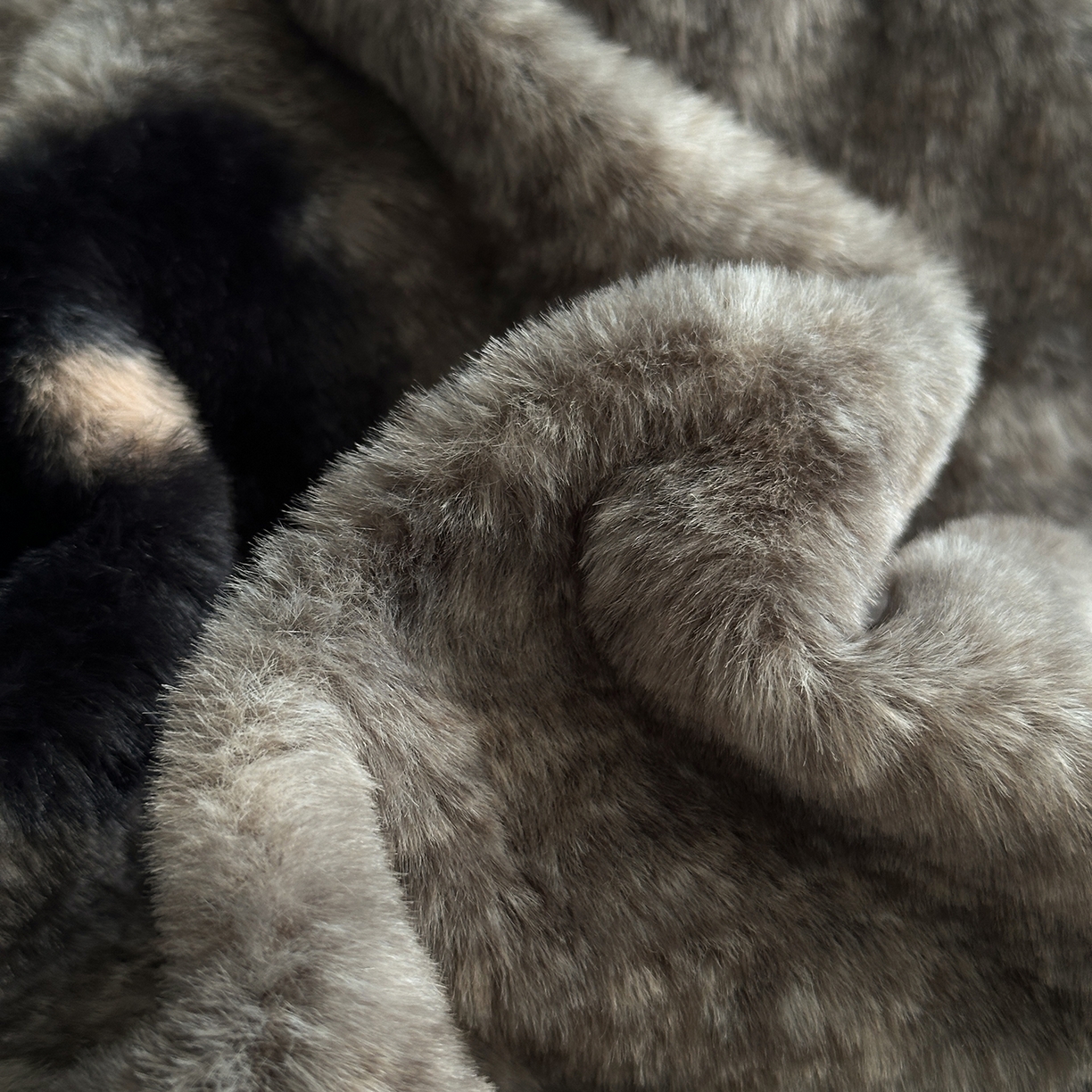 91家纺网 家纺一手货源 找家纺 金艾草 2025新款兔毛宽边床盖四件套【工艺款】 繁花灰