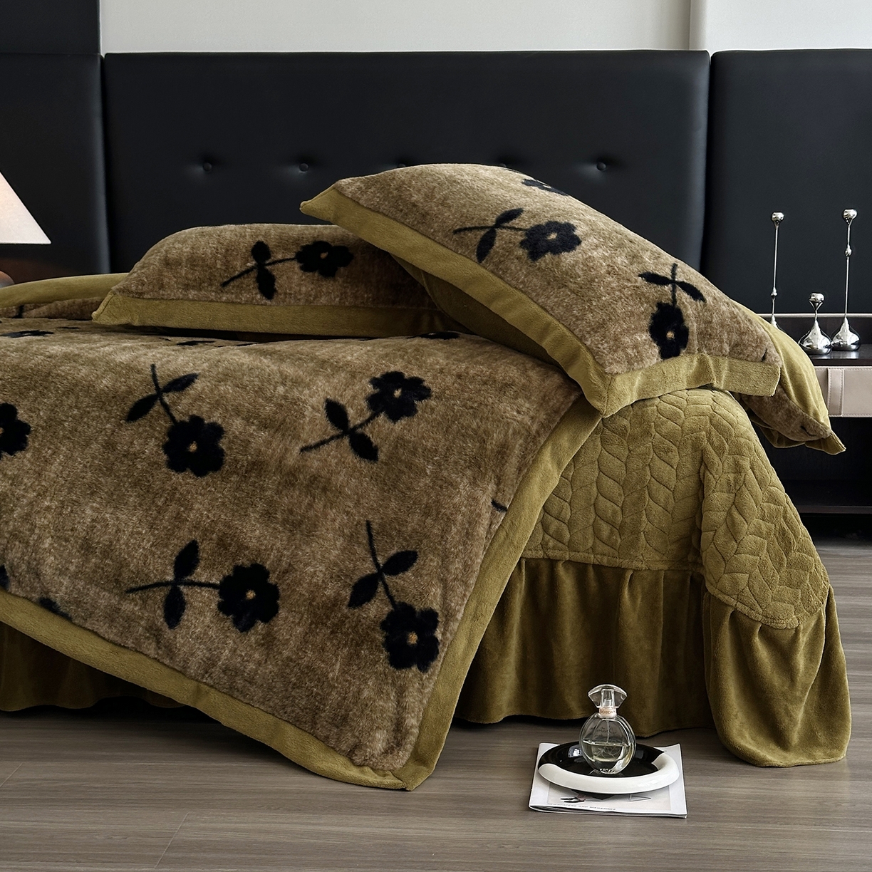 91家纺网 家纺一手货源 找家纺 金艾草 2025新款兔毛宽边床盖四件套【工艺款】 繁花咖