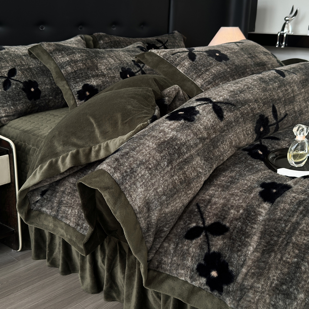 91家纺网 家纺一手货源 找家纺 金艾草 2025新款兔毛宽边床盖四件套【工艺款】 繁花灰