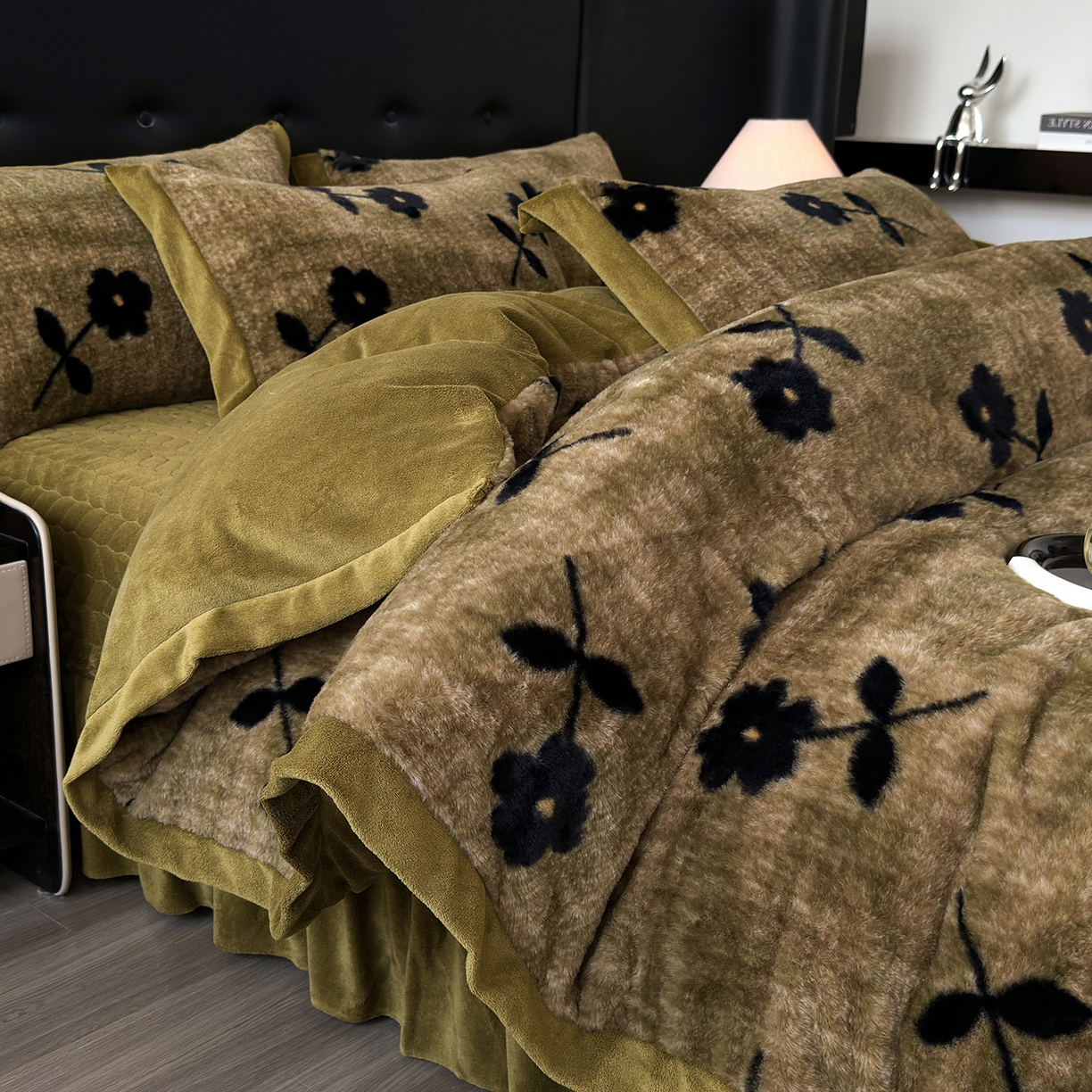 91家纺网 家纺一手货源 找家纺 金艾草 2025新款兔毛宽边床盖四件套【工艺款】 繁花咖