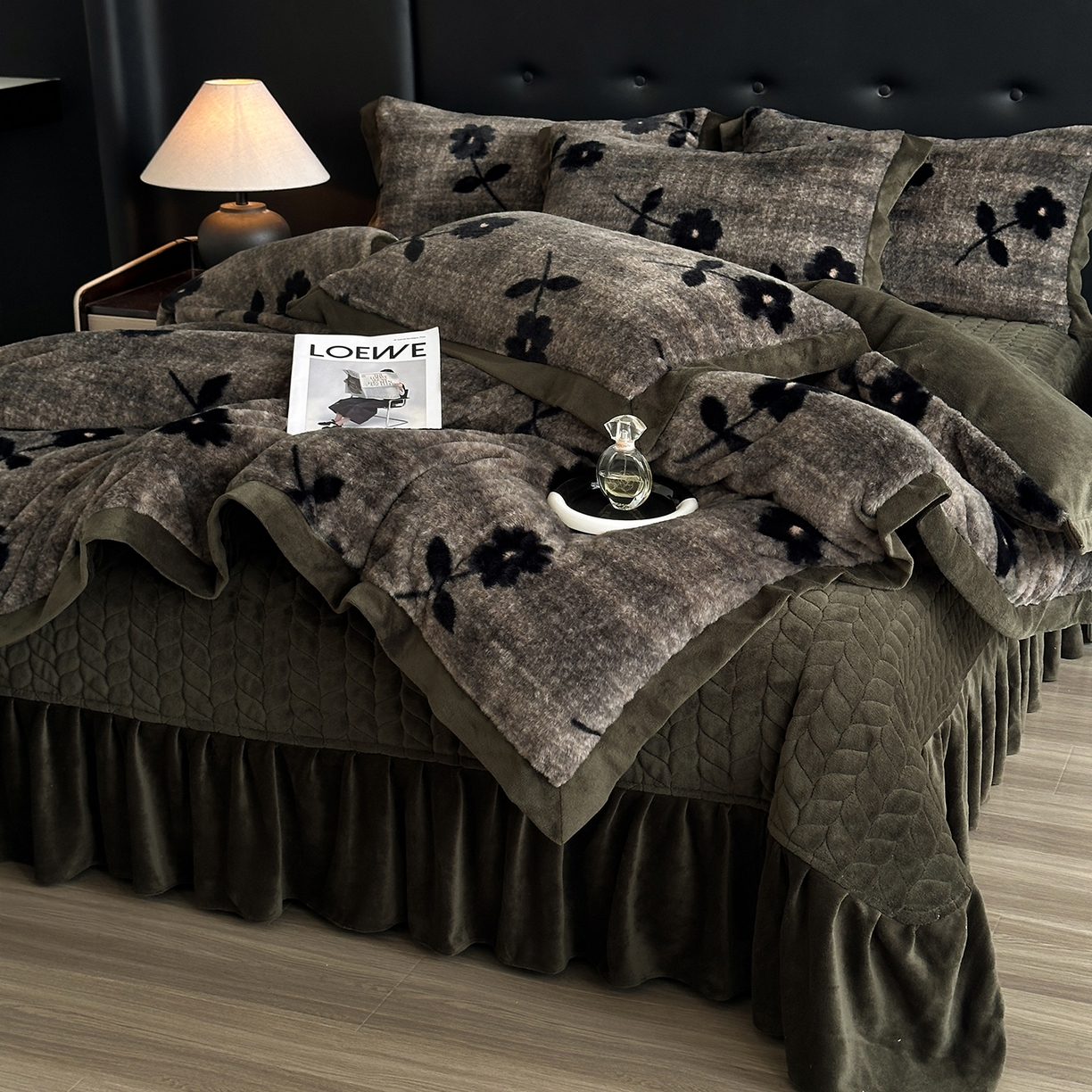 91家纺网 家纺一手货源 找家纺 金艾草 2025新款兔毛宽边床盖四件套【工艺款】 繁花灰