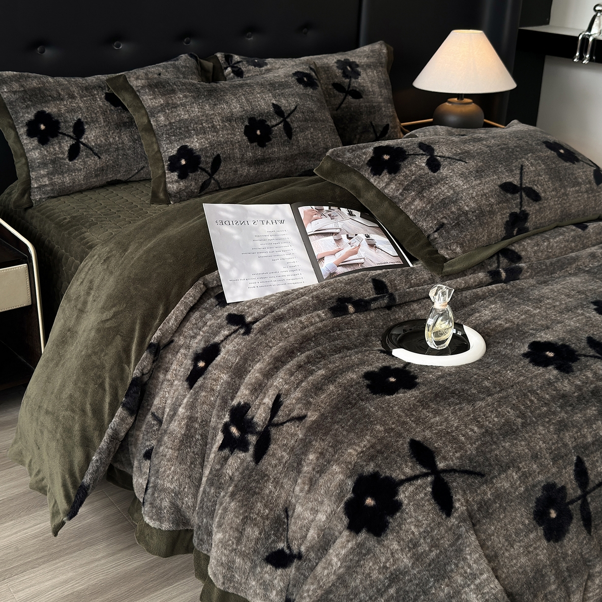 91家纺网 家纺一手货源 找家纺 金艾草 2025新款兔毛宽边床盖四件套【工艺款】 繁花灰