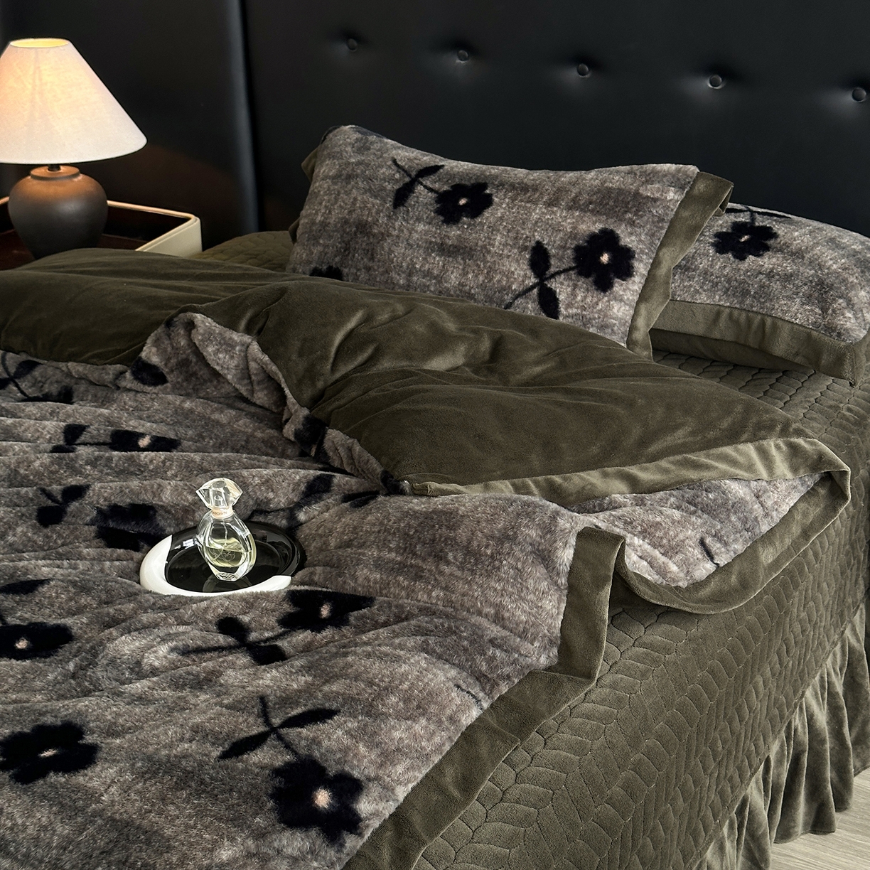 91家纺网 家纺一手货源 找家纺 金艾草 2025新款兔毛宽边床盖四件套【工艺款】 繁花灰