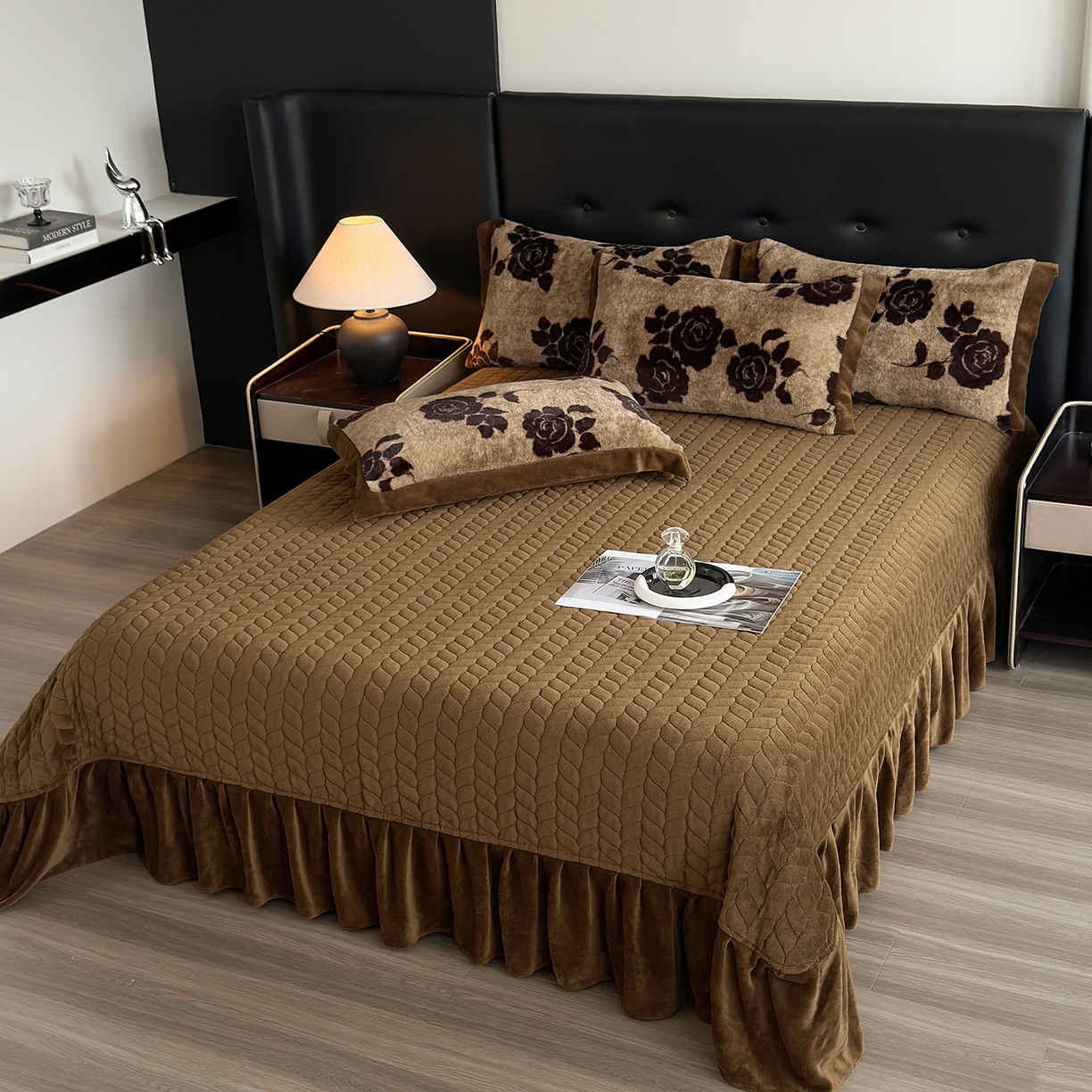 91家纺网 家纺一手货源 找家纺 金艾草 2025新款兔毛宽边床盖四件套【工艺款】 盛放咖