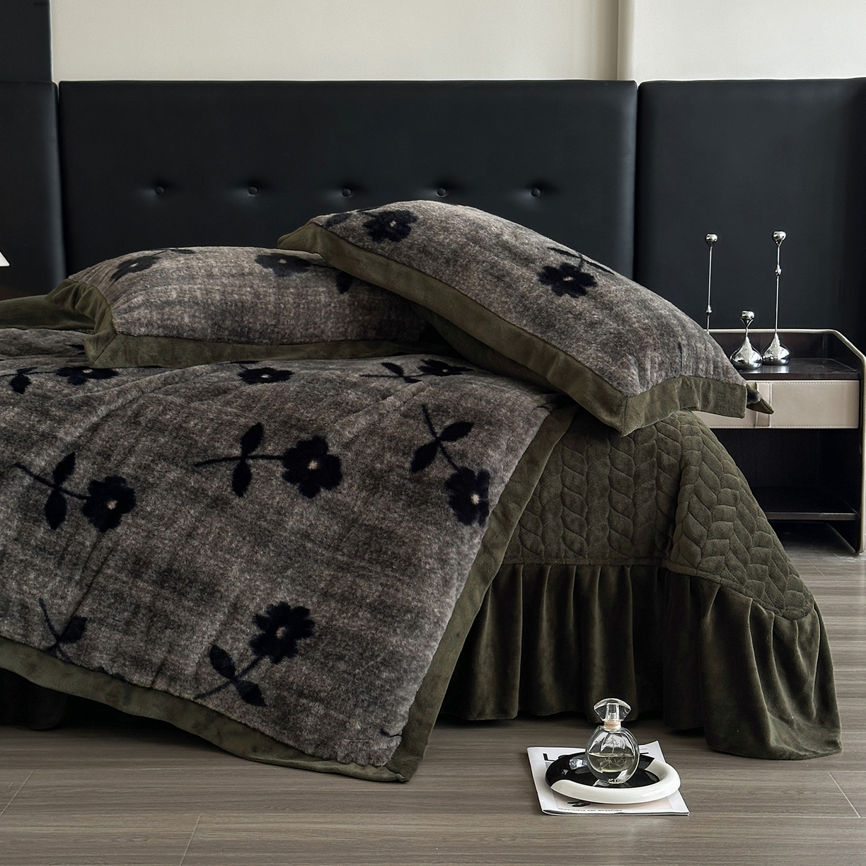 91家纺网 家纺一手货源 找家纺 金艾草 2025新款兔毛宽边床盖四件套【工艺款】 繁花灰