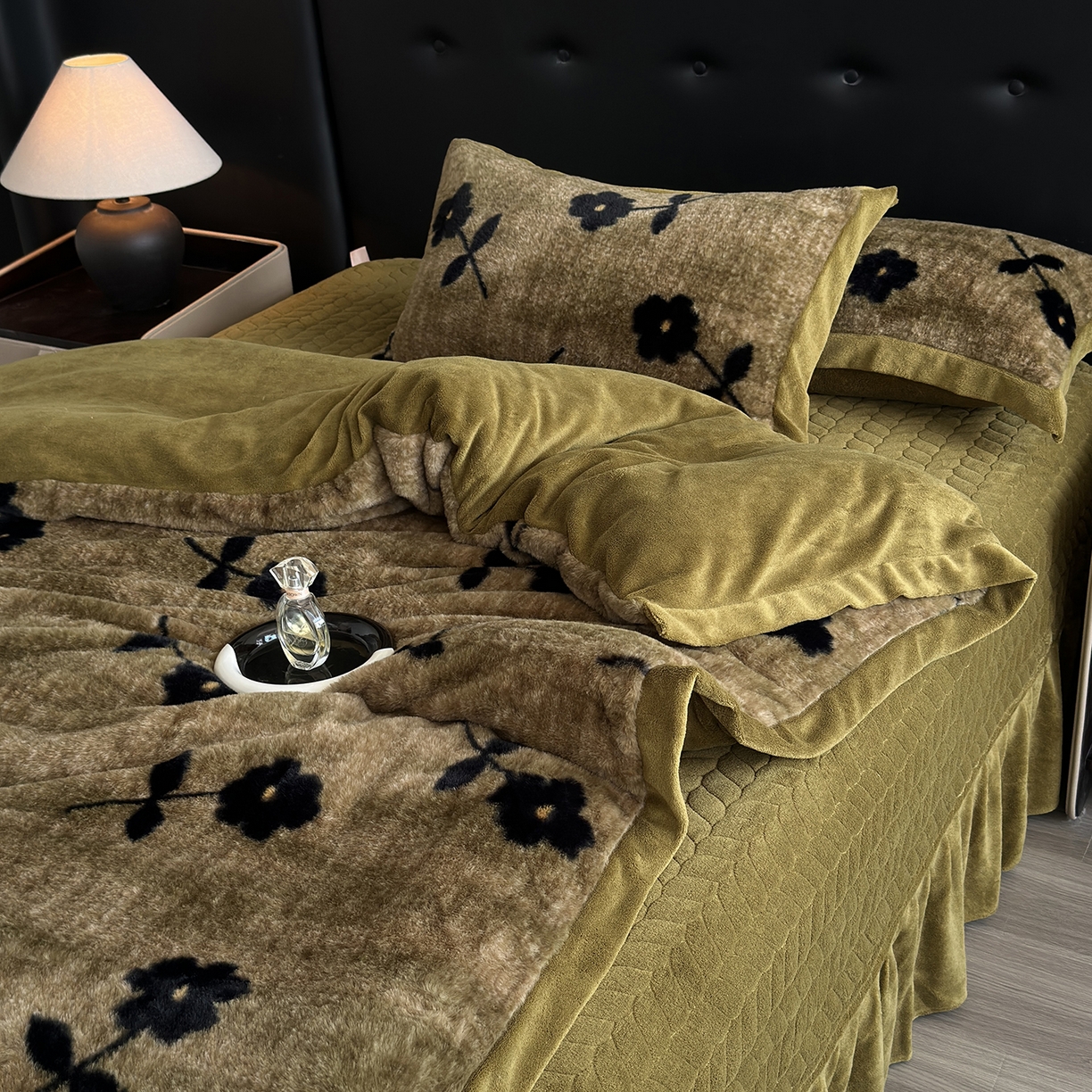 91家纺网 家纺一手货源 找家纺 金艾草 2025新款兔毛宽边床盖四件套【工艺款】 繁花咖