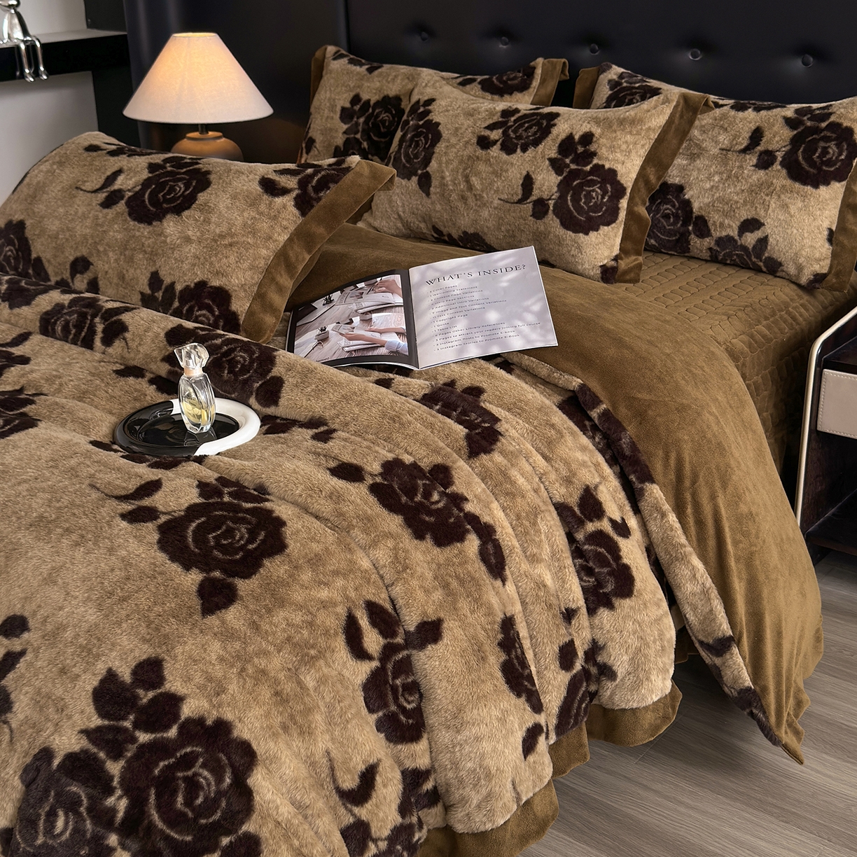 91家纺网 家纺一手货源 找家纺 金艾草 2025新款兔毛宽边床盖四件套【工艺款】 盛放咖