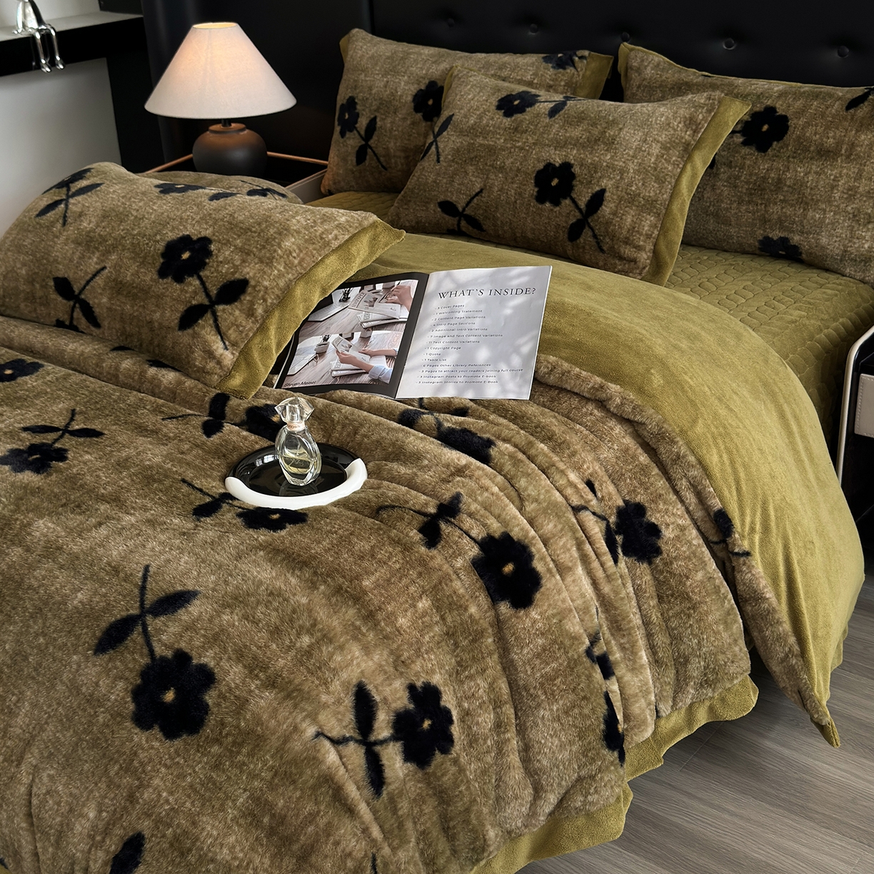 91家纺网 家纺一手货源 找家纺 金艾草 2025新款兔毛宽边床盖四件套【工艺款】 繁花咖