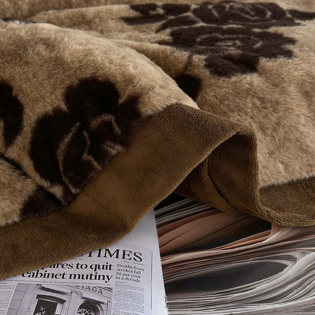 91家纺网 家纺一手货源 找家纺 金艾草 2025新款兔毛宽边床盖四件套【工艺款】 盛放咖