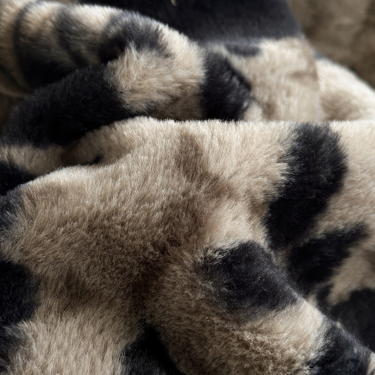 91家纺网 家纺一手货源 找家纺 金艾草 2025新款兔毛宽边床盖四件套【工艺款】 简爱