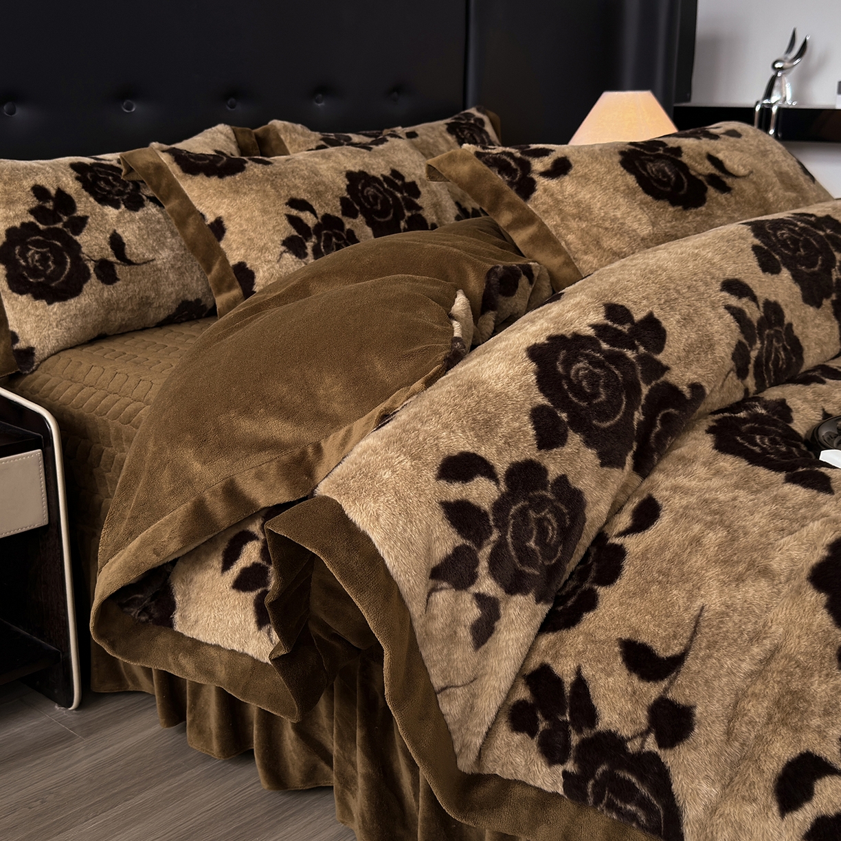 91家纺网 家纺一手货源 找家纺 金艾草 2025新款兔毛宽边床盖四件套【工艺款】 盛放咖