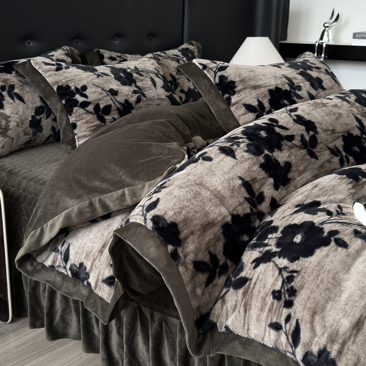 91家纺网 家纺一手货源 找家纺 金艾草 2025新款兔毛宽边床盖四件套【工艺款】 简爱