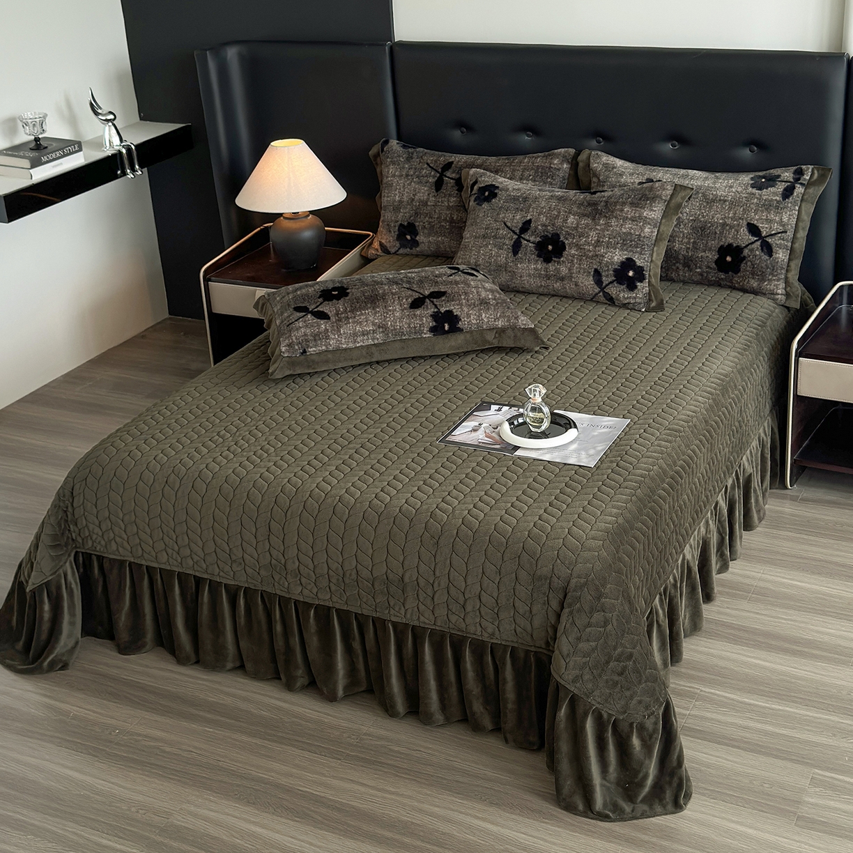 91家纺网 家纺一手货源 找家纺 金艾草 2025新款兔毛宽边床盖四件套【工艺款】 繁花灰