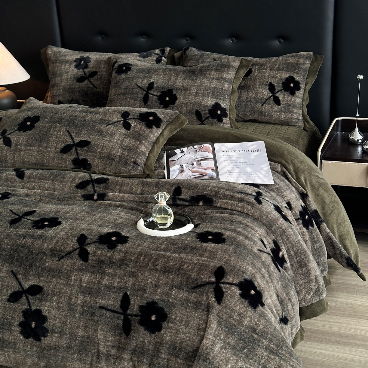 91家纺网 家纺一手货源 找家纺 金艾草 2025新款兔毛宽边床盖四件套【工艺款】 繁花灰