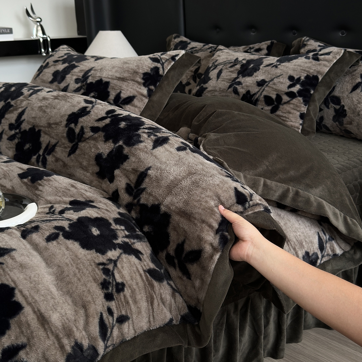 91家纺网 家纺一手货源 找家纺 金艾草 2025新款兔毛宽边床盖四件套【工艺款】 简爱