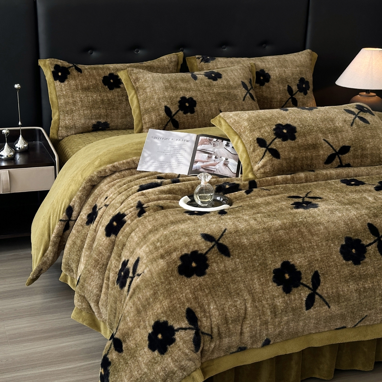 91家纺网 家纺一手货源 找家纺 金艾草 2025新款兔毛宽边床盖四件套【工艺款】 繁花咖