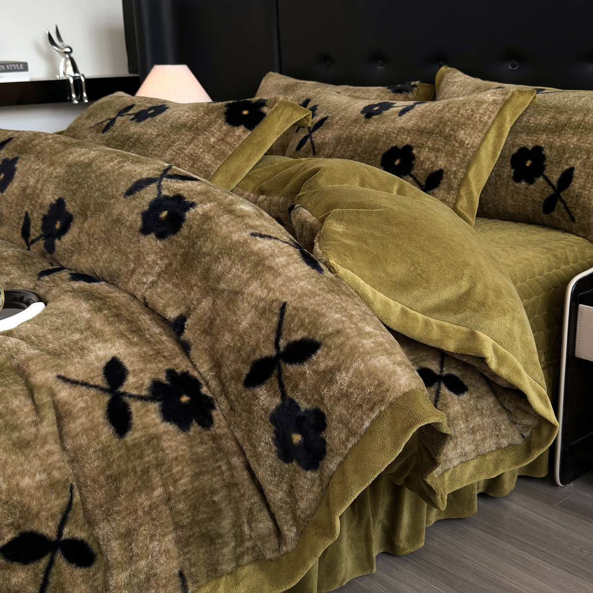 金艾草 2025新款兔毛宽边床盖四件套【工艺款】 繁花咖