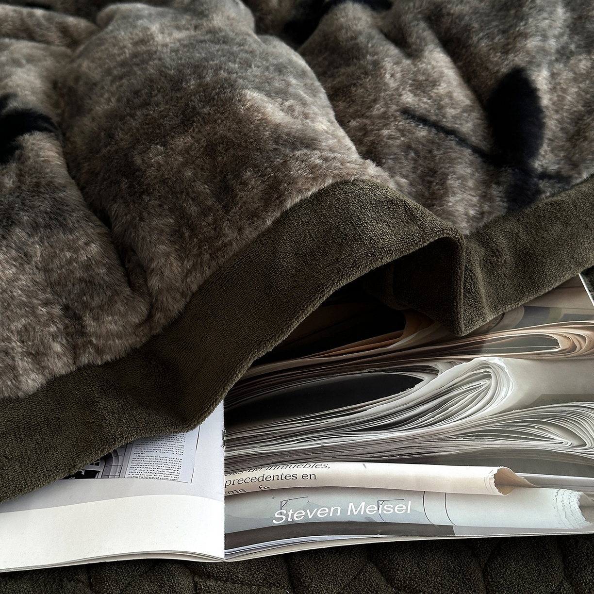 91家纺网 家纺一手货源 找家纺 金艾草 2025新款兔毛宽边床盖四件套【工艺款】 繁花灰