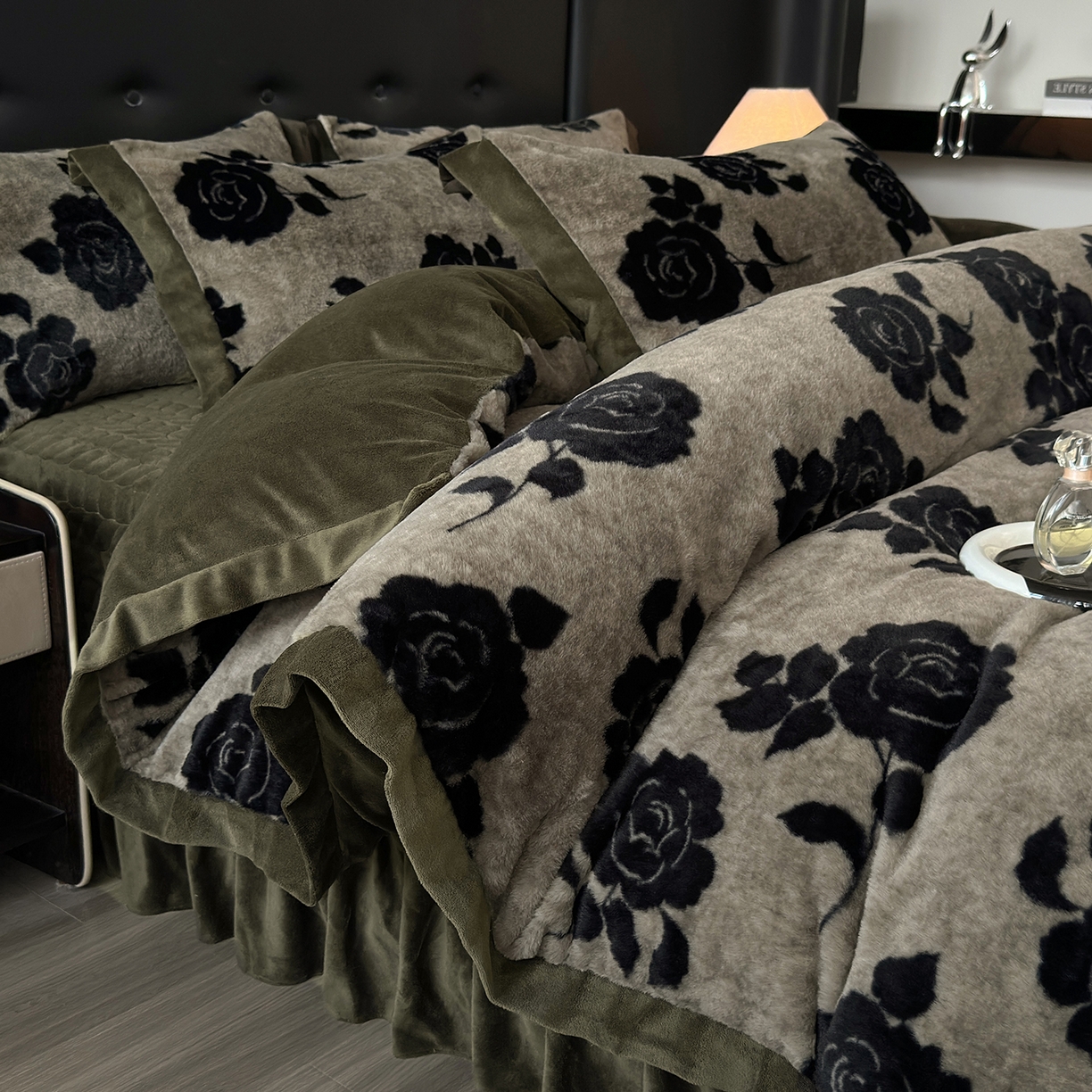 91家纺网 家纺一手货源 找家纺 金艾草 2025新款兔毛宽边床盖四件套【工艺款】 盛放灰