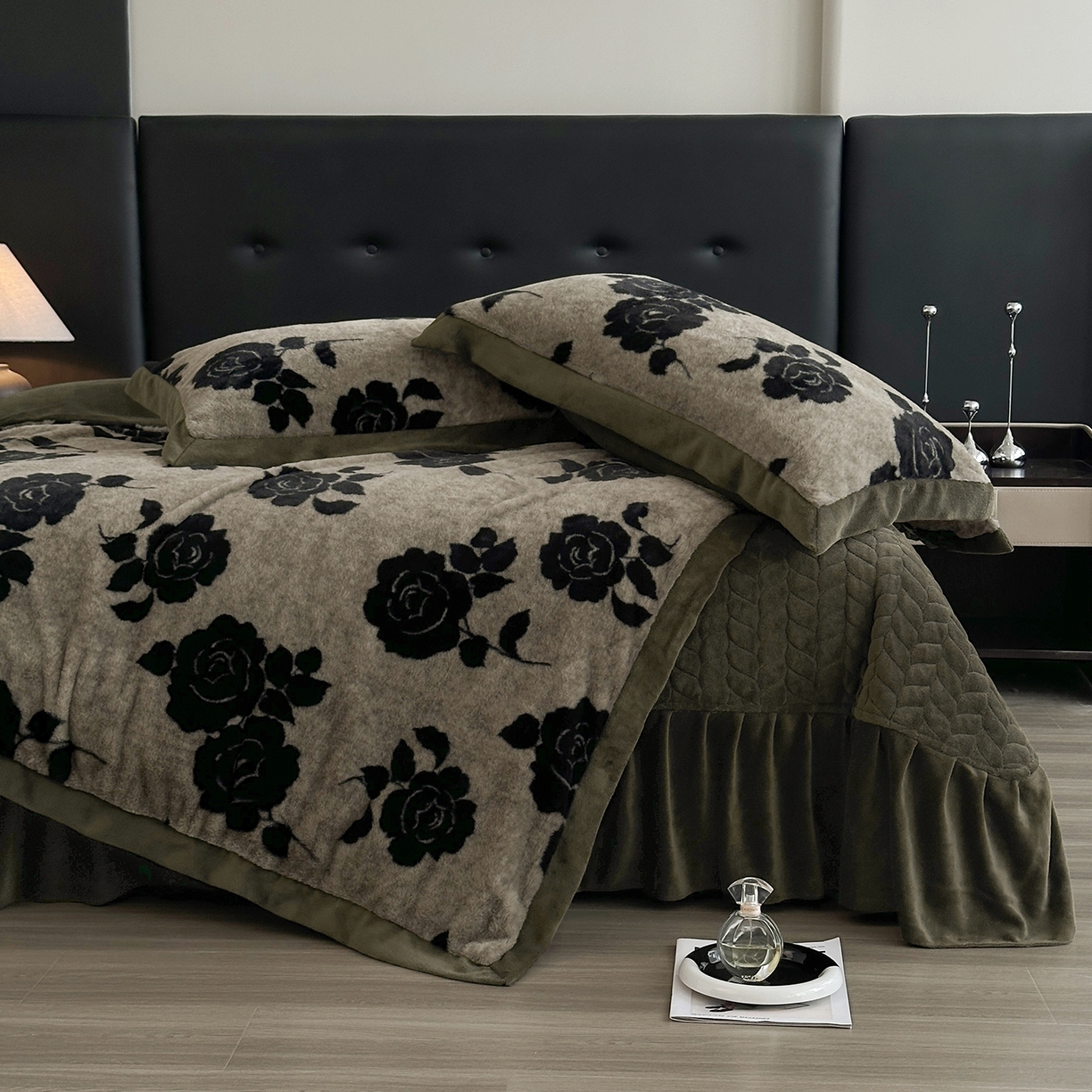 91家纺网 家纺一手货源 找家纺 金艾草 2025新款兔毛宽边床盖四件套【工艺款】 盛放灰