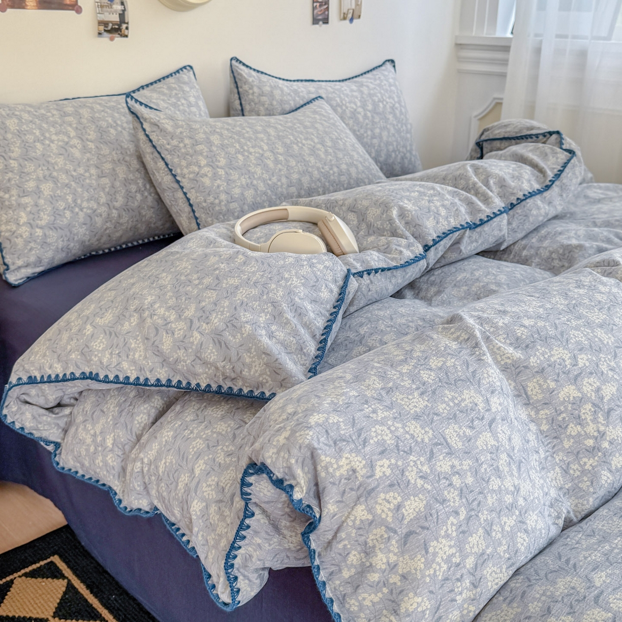 91家纺网 家纺一手货源 找家纺 （总）晚爱家纺（原晚安家居） 2025新款云感双层纱贝壳边三角针工艺卡通小清新小碎花四件套