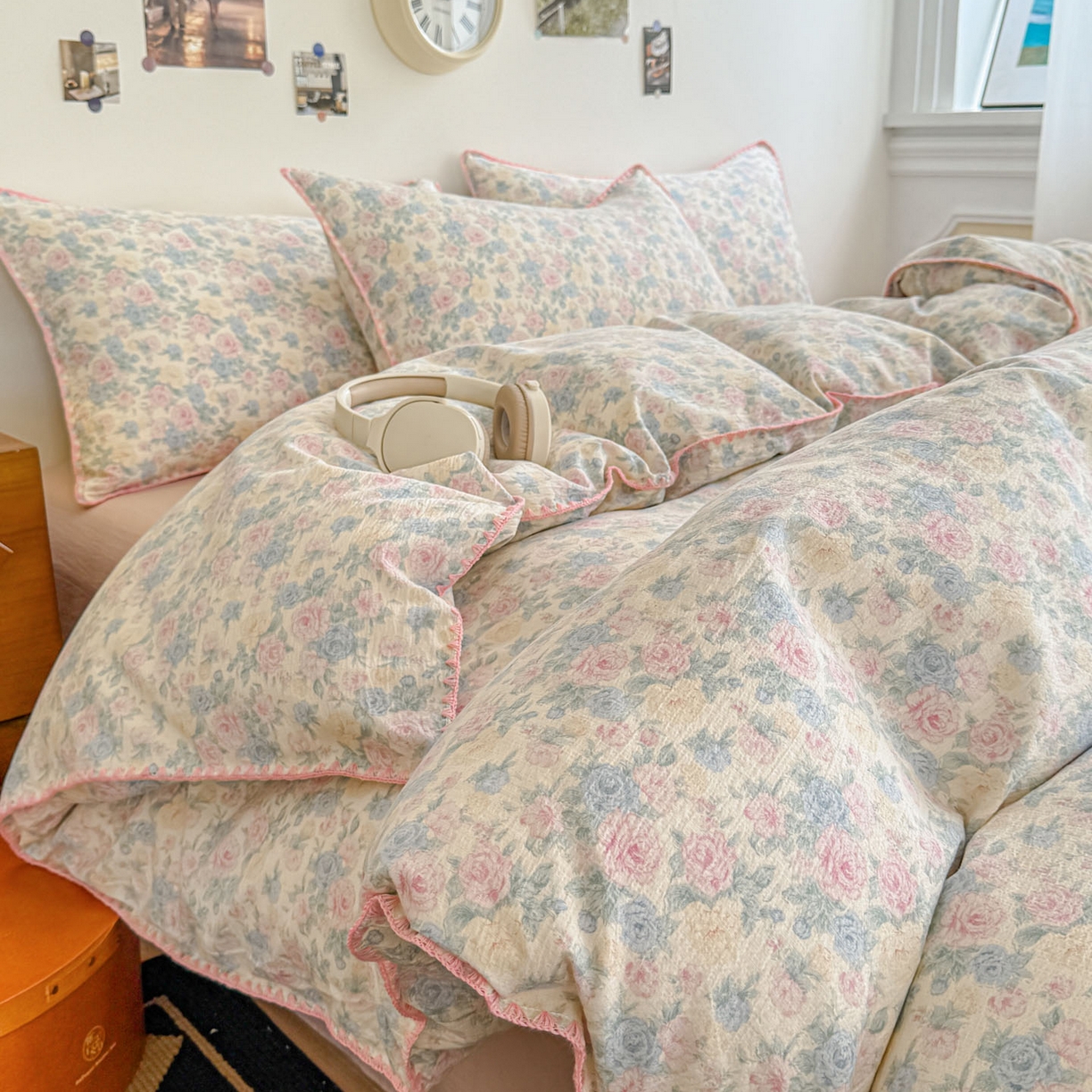 91家纺网 家纺一手货源 找家纺 （总）晚爱家纺（原晚安家居） 2025新款云感双层纱贝壳边三角针工艺卡通小清新小碎花四件套