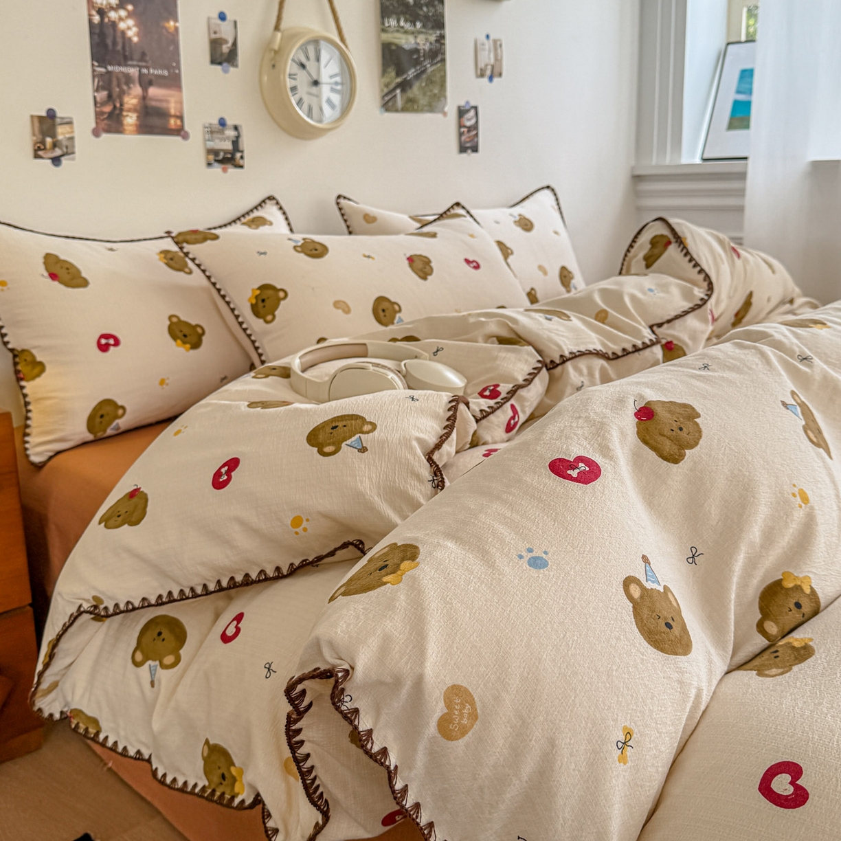 91家纺网 家纺一手货源 找家纺 （总）晚爱家纺（原晚安家居） 2025新款云感双层纱贝壳边三角针工艺卡通小清新小碎花四件套