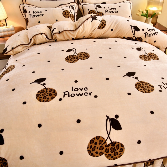 91家纺网 家纺一手货源 找家纺 雨洋2025新款加厚保暖8.5斤牛奶绒金貂婴儿绒四件套小樱桃