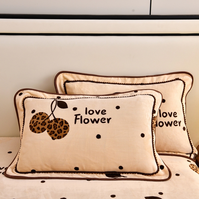 91家纺网 家纺一手货源 找家纺 雨洋2025新款加厚保暖8.5斤牛奶绒金貂婴儿绒四件套小樱桃