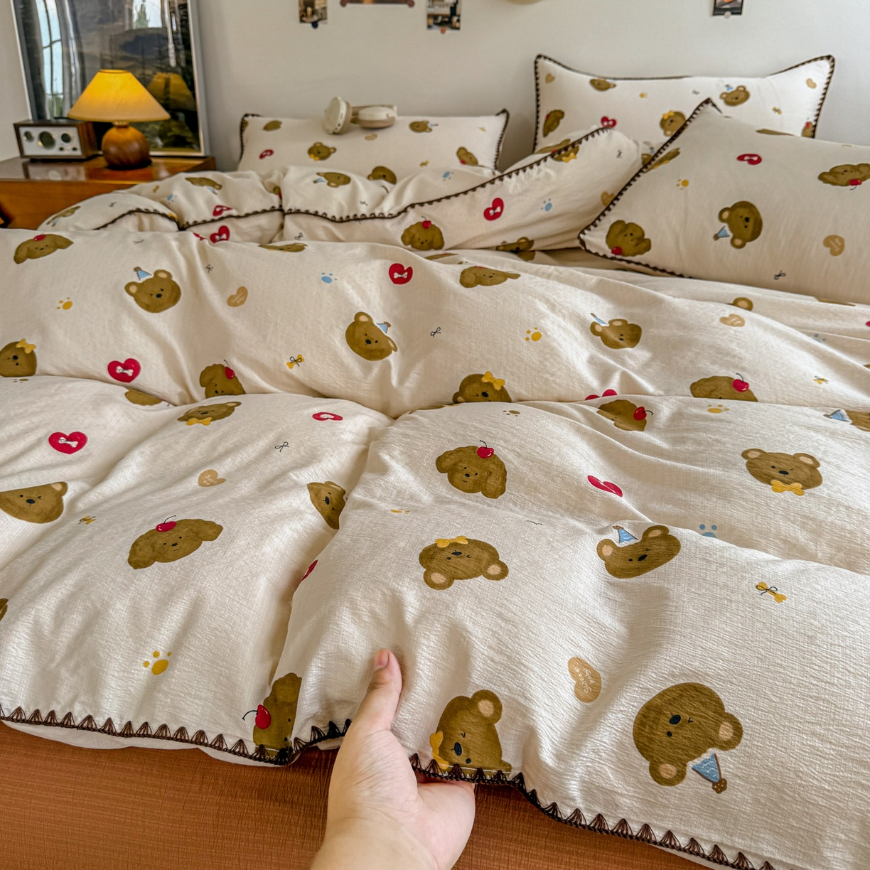 91家纺网 家纺一手货源 找家纺 （总）晚爱家纺（原晚安家居） 2025新款云感双层纱贝壳边三角针工艺卡通小清新小碎花四件套