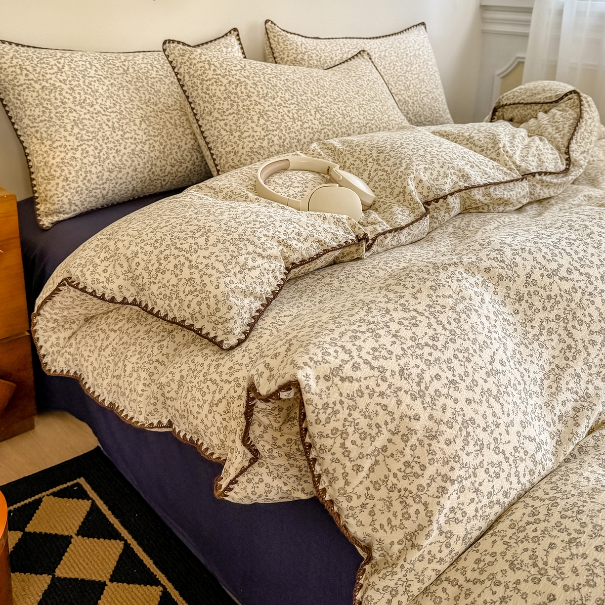 91家纺网 家纺一手货源 找家纺 晚爱家纺（原晚安家居） 2025新款云感双层纱贝壳边三角针工艺卡通小清新小碎花四件套 风铃