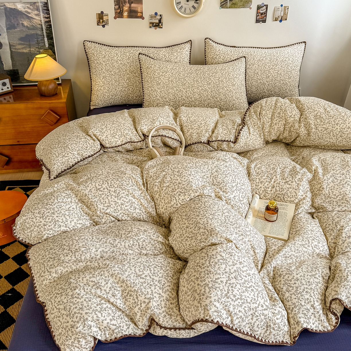 91家纺网 家纺一手货源 找家纺 晚爱家纺（原晚安家居） 2025新款云感双层纱贝壳边三角针工艺卡通小清新小碎花四件套 风铃